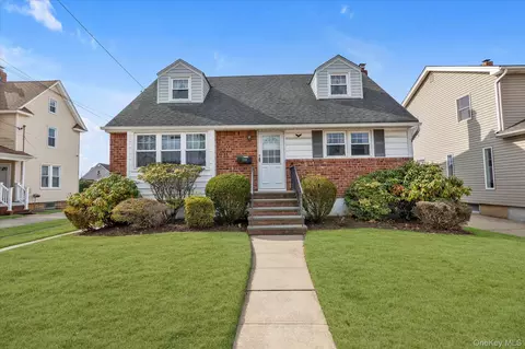 139 Soper St, Oceanside, NY 11572