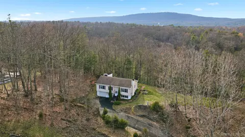 8 Robbins Ln, Saugerties, NY 12477
