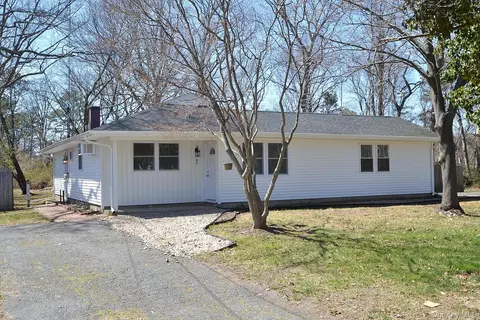 47 Grand Ave, Shirley, NY 11967