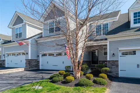 50 Stratford Ln, Wappinger, NY 12590