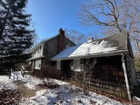 188 W Woodland Dr, Wading River, NY 11792