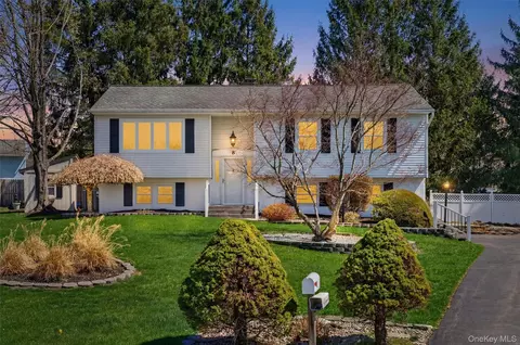 8 Puritan Ln, Washingtonville, NY 10992