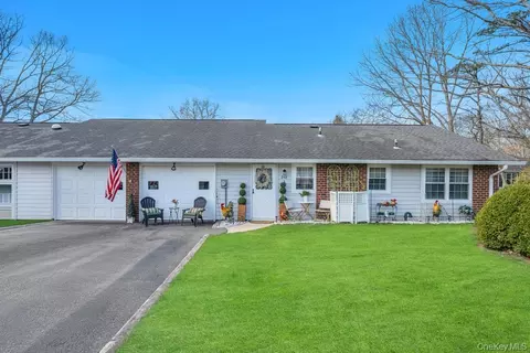 248 Newcastle Ct #A, Ridge, NY 11961