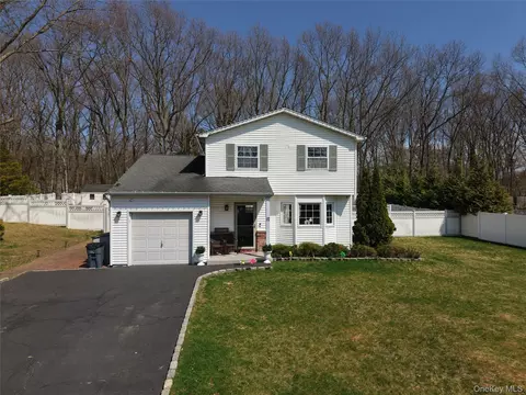 17 Felway Dr, Coram, NY 11727