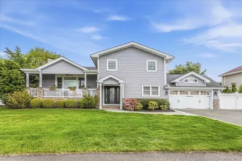113 Harborview Dr, Massapequa, NY 11758