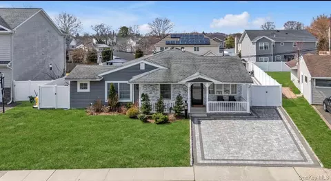 69 Candy Ln, Syosset, NY 11791