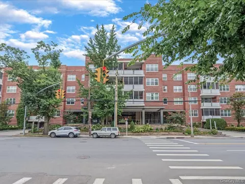 1 Kensington Gate #PH 14, North Hempstead, NY 11021