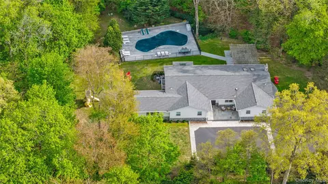 26 Dolly Cam Ln, Glen Head, NY 11545