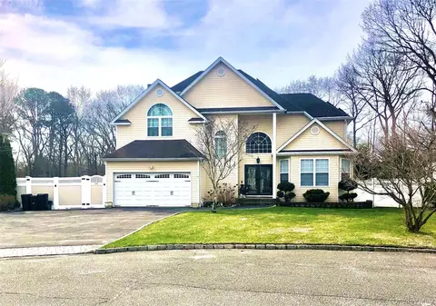 10 Debron Ct, Centereach, NY 11720