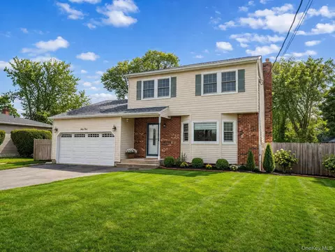 41 Lama Dr, Shirley, NY 11967