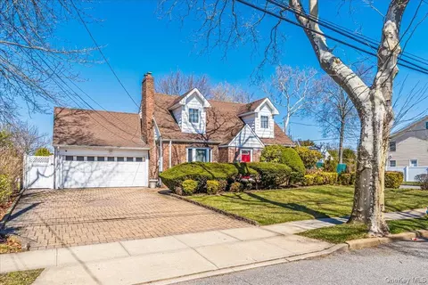 727 Henry St, Uniondale, NY 11553