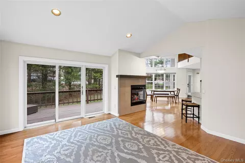 1 Princess Tree Ct, Port Jefferson, NY 11777