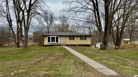 1 Corine Dr, Poughkeepsie, NY 12601