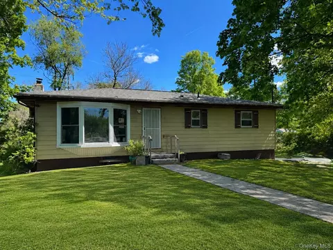 1 Corine Dr, Poughkeepsie, NY 12601