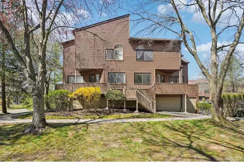 22 Tulip Ct, Clarkstown, NY 10954