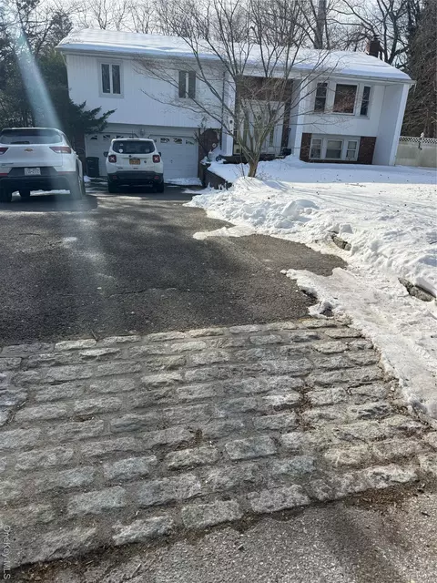 11 Edscho Ln, Commack, NY 11725