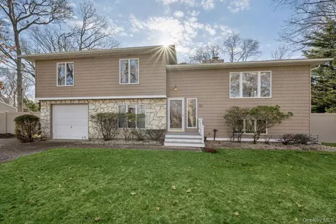10 Harbor Rd, Hampton Bays, NY 11946