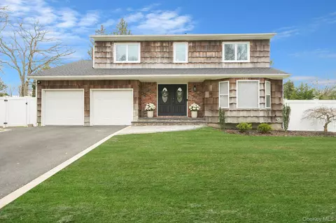 6 Crusader Ln, Nesconset, NY 11767