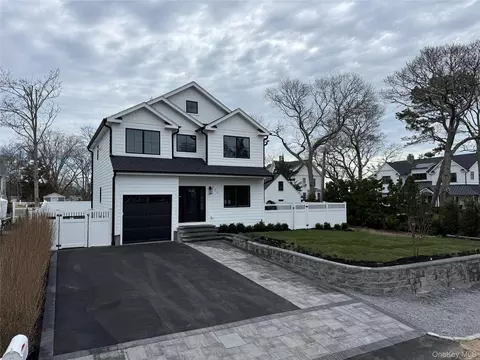 405 S Oakwood Dr, Laurel, NY 11948