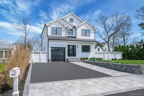 405 S Oakwood Dr, Laurel, NY 11948