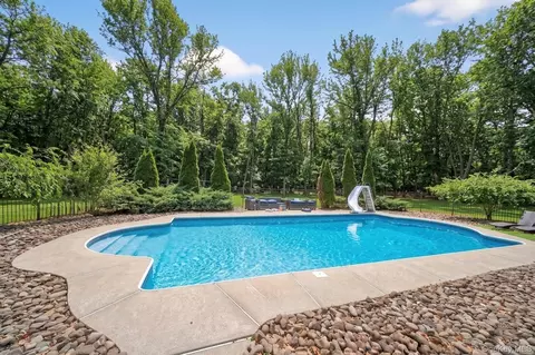 16 Sunset Rdg, Monroe, NY 10950