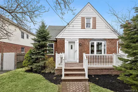 166 Commonwealth St, Franklin Square, NY 11010