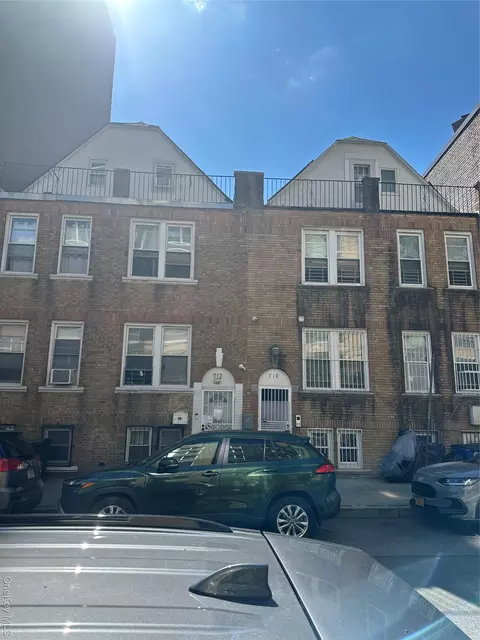 712 E 211th St, New York, NY 10467