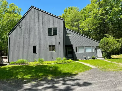 9 Munchkin Ln, Kingston, NY 12401