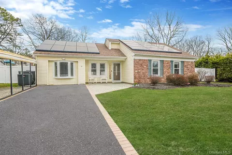 19 Goodwin Ln, Coram, NY 11727