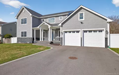 270 Edgewood Ave, Oakdale, NY 11769