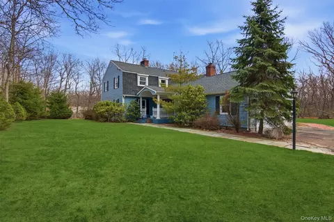 7 E Gate Ln, Setauket, NY 11733