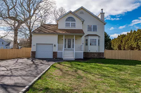 44 Westminster Dr, Shirley, NY 11967