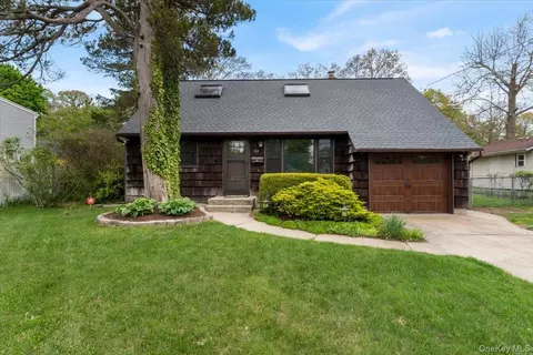 33 W Lakeland St, Bay Shore, NY 11706