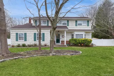 10 Liso Dr, Mount Sinai, NY 11766