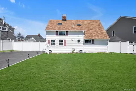 29 Cutter Ln, Levittown, NY 11756