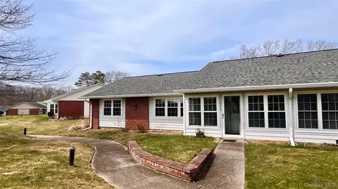 72 Enfield Ct #A, Ridge, NY 11961