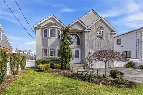 263 James St, Franklin Square, NY 11010