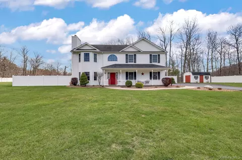 8 Dot Calm Dr, Mount Hope, NY 10963