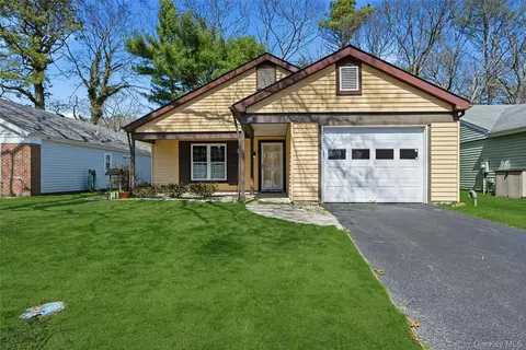 204 Belfast Ln, Ridge, NY 11961