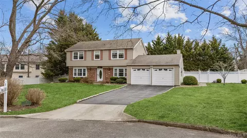 3 Split Rail Ln, Setauket, NY 11733