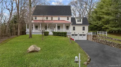 17 Nadworny Ln, Stony Brook, NY 11790