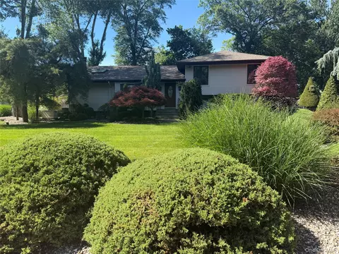 18 Scott Dr, Clarkstown, NY 10956