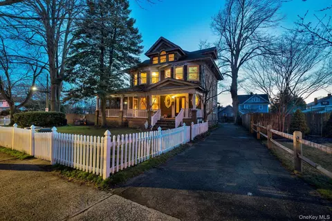 320 S Bayview Ave, Freeport, NY 11520