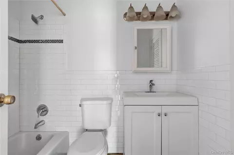 Bath - 2 Woods End Cir #E, Peekskill, NY 10566 photo 1 of 1