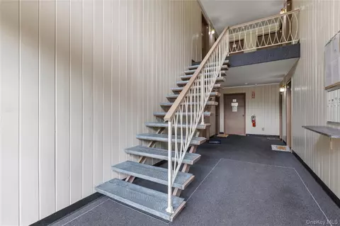 Entry Way - 2 Woods End Cir #E, Peekskill, NY 10566 photo 1 of 1
