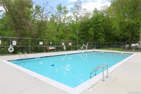 Exterior - 2 Woods End Cir #E, Peekskill, NY 10566 photo 3 of 6