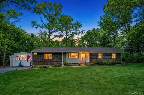 34 Giant Oak Rd, Ridge, NY 11961