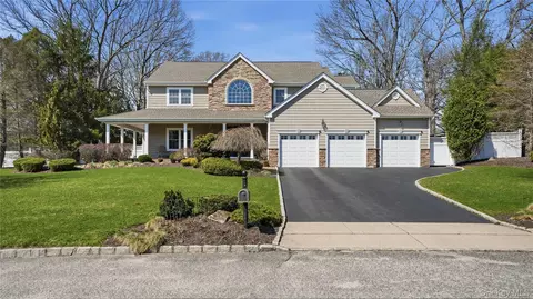 5 Clemens Ct, Setauket, NY 11733
