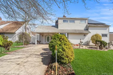 116 Red Maple Dr N, Levittown, NY 11756