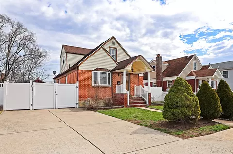 230 S King St, Elmont, NY 11003
